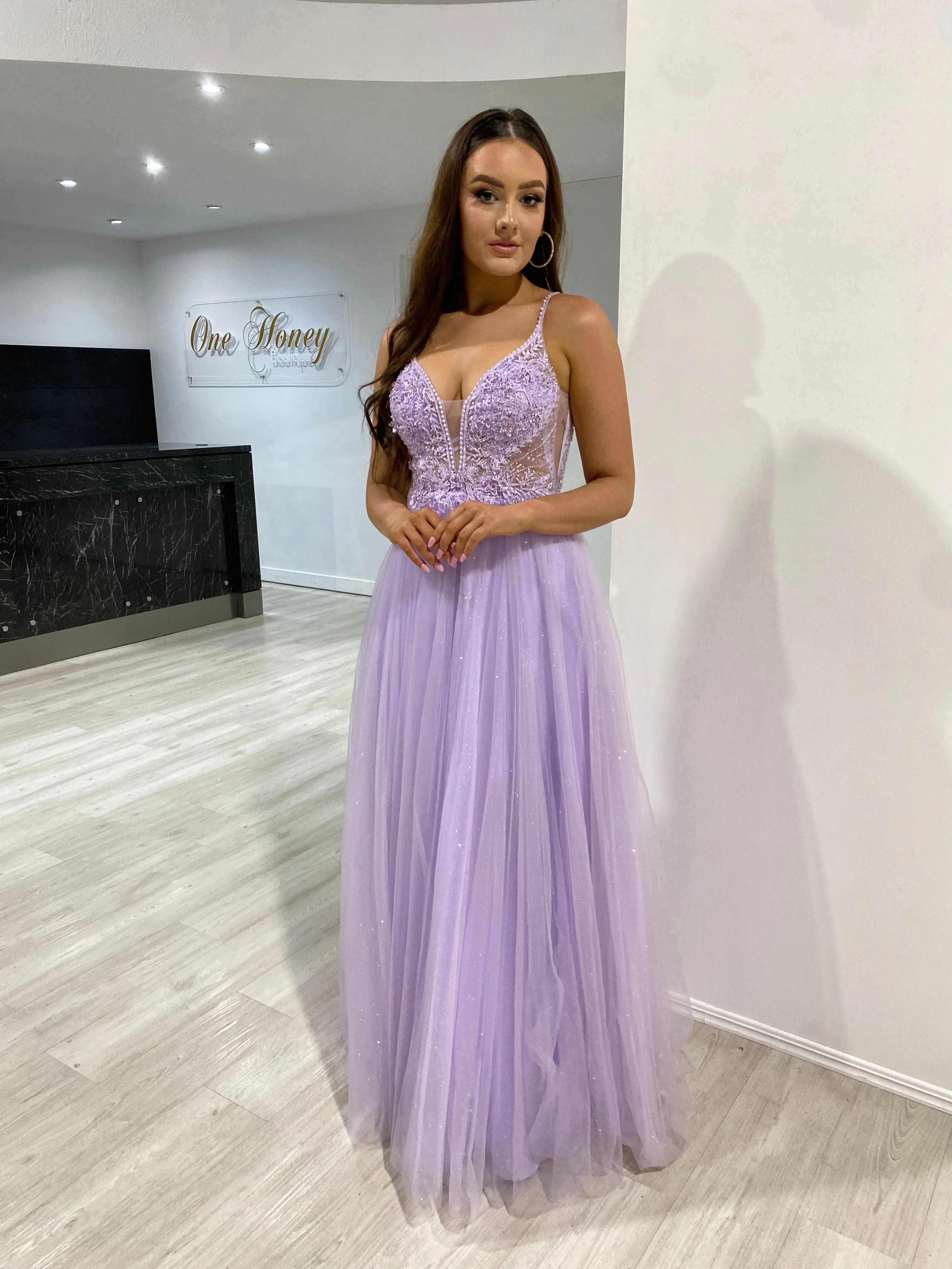 AMORET Romantic Beaded Applique Tulle Prom & Formal Dress